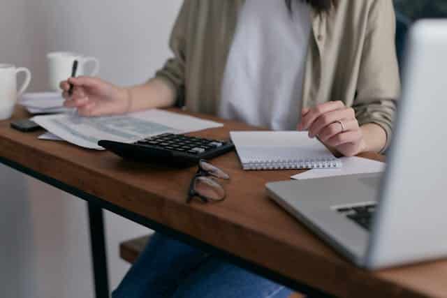 A woman applying for a payday loan online. 